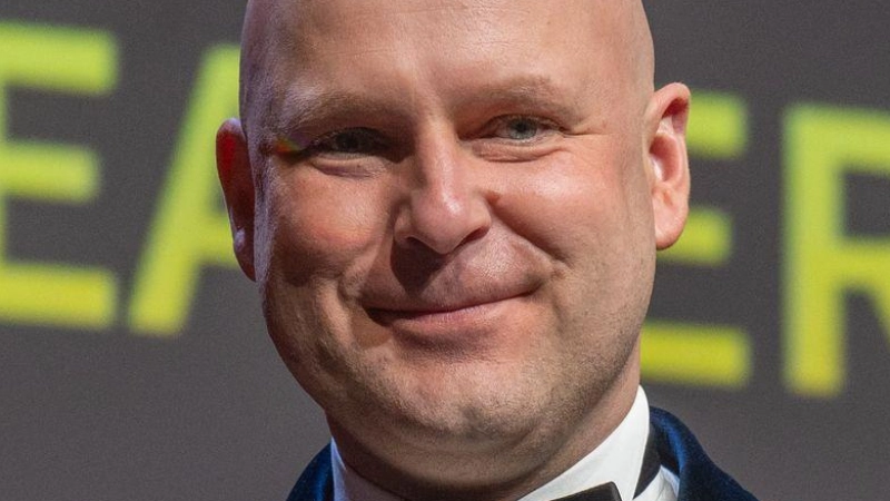 Der Intendant des Theaters Regensburg, Sebastian Ritschel, hat den „Oper! Award“ als das „Beste Opernhaus des Jahres“ entgegengenommen. (Foto: Armin Weigel/dpa)