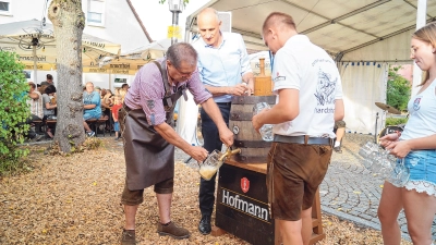 Bürgermeister Jürgen Mönius läutet den Dämmerschoppen mit Anstich des Gerhardshöfer Kerwa-Bieres ein. (Foto: Nicole Gunkel)