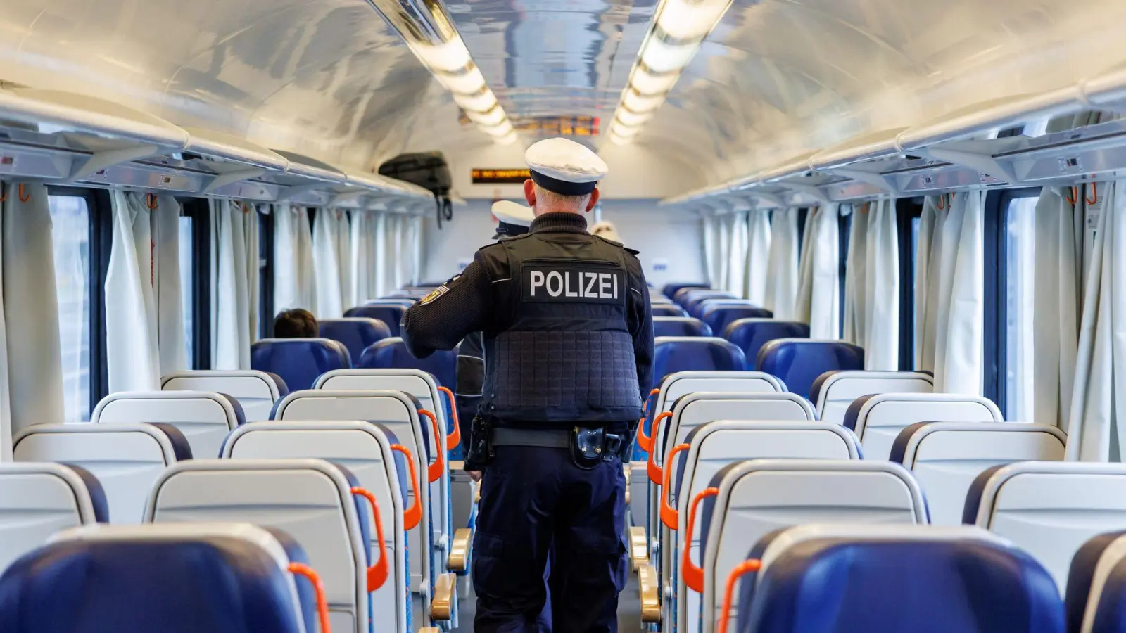 Grenzkontrollen der Bundespolizei sind in Bayern seit Jahren Alltag - auch in der Bahn. (Symbolbild) (Foto: Daniel Karmann/dpa)