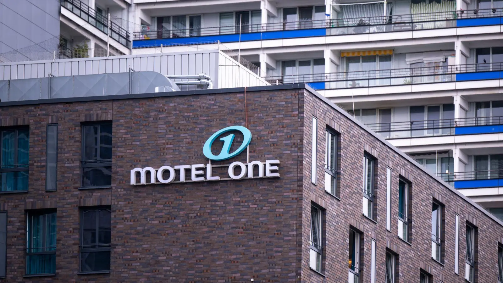 Ein Motel One in Berlin - inzwischen gibt es 99 Häuser in 13 Ländern. (Archivbild) (Foto: Monika Skolimowska/dpa)