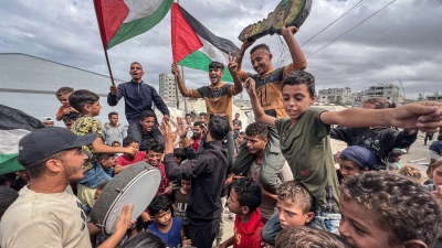 Palästinenser feiern im Lager Nusairat nach der Bekanntgabe, dass Israel und die Hamas der ersten Phase eines Friedensplans zur Unterbrechung der Kämpfe zugestimmt haben. (Foto: Belal Abu Amer/APA Images via ZUMA Press Wire/dpa)