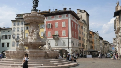 Der Domplatz mit dem Neptunbrunnen ist der Mittelpunkt von Trient. (Foto: Florian Sanktjohanser/dpa-tmn)