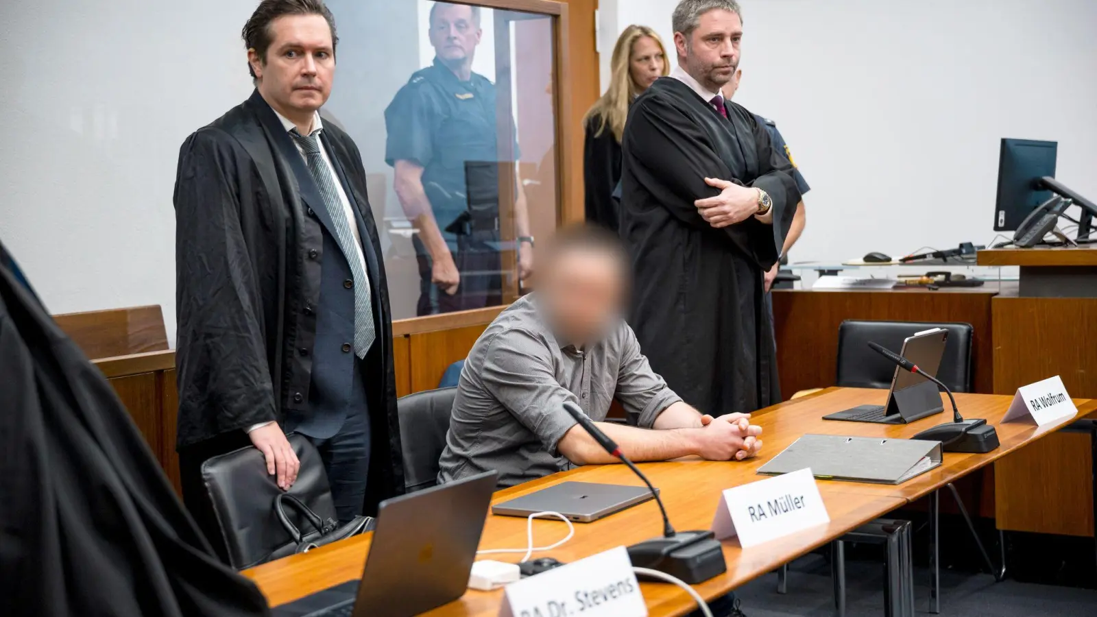 Die Verteidiger räumten zu Prozessbeginn ein, dass der Angeklagte (m., verpixelt) sich heimlich beim Geschlechtsverkehr mit mehreren Frauen gefilmt und die Videos anschließend ins Internet gestellt hatte. (Foto: Daniel Vogl/dpa)