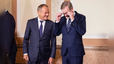 Der polnische Regierungschef Donald Tusk mit seinem tschechischen Kollegen Petr Fiala. (Archivbild) (Foto: Barbora Vizváryová/TASR/dpa)