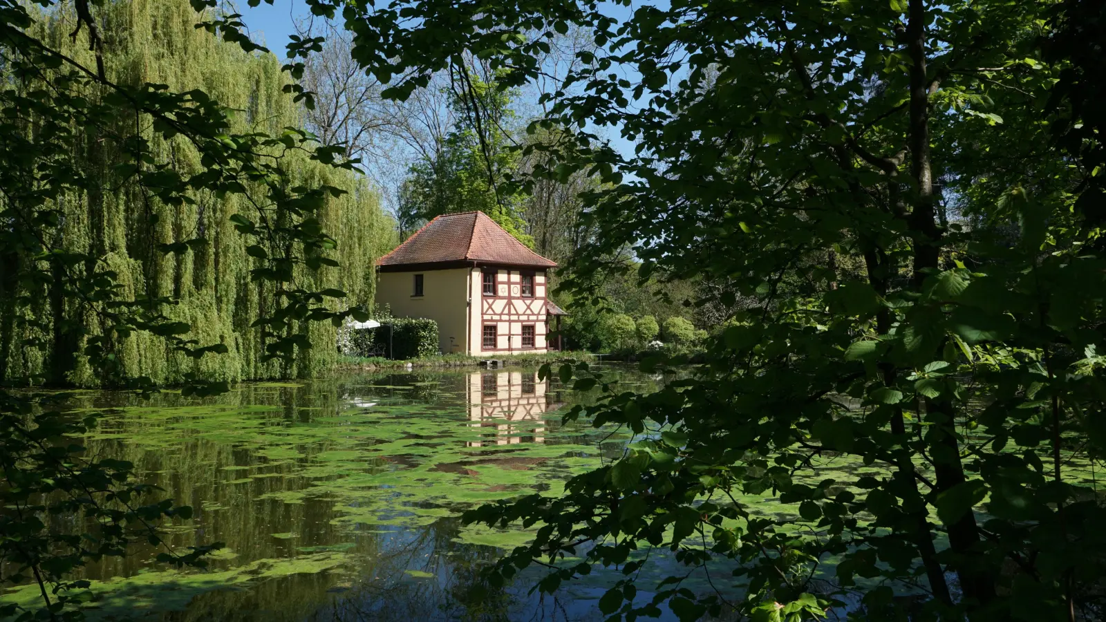Platz 6: Heilsbronn Ortsteil Bonnhof: Das Fischhaus am Weiher der ehemaligen Propstei. (84 Votes). (Foto: Ralf Hanisch	)