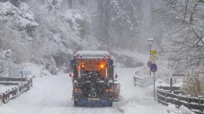 Mehrere wetterbedingte Unfälle gab es auf Bayerns Straßen. (Foto: Peter Kneffel/dpa)