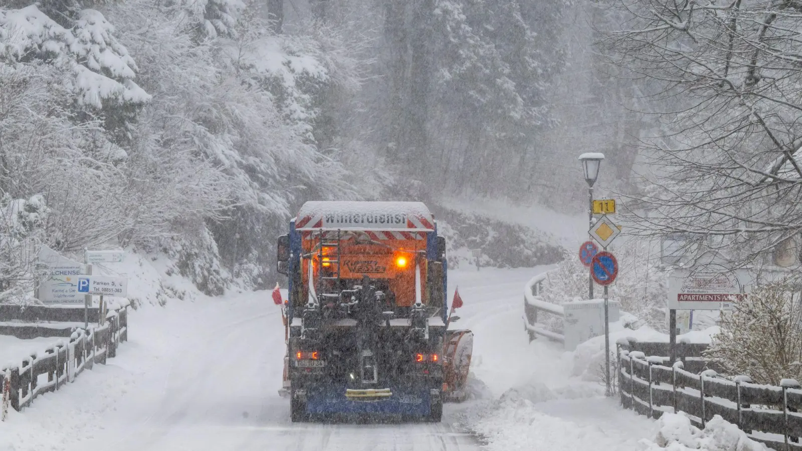 Mehrere wetterbedingte Unfälle gab es auf Bayerns Straßen. (Foto: Peter Kneffel/dpa)