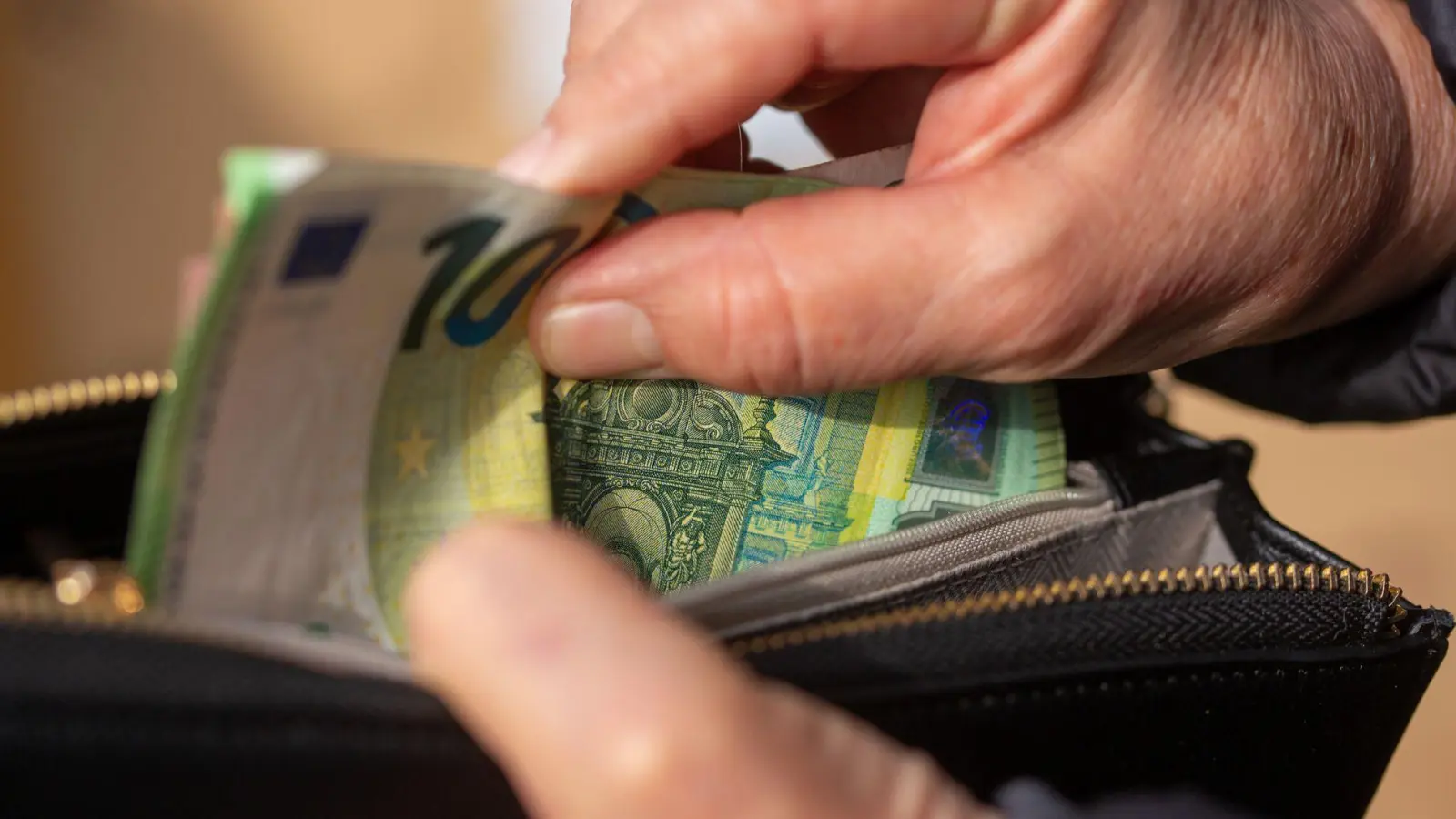 Keine Zusatzkosten für Bargeld: Pflegeheime dürfen für die Verwahrung von Bar- und Taschengeld grundsätzlich kein gesondertes Entgelt berechnen. (Foto: Fernando Gutierrez-Juarez/dpa)