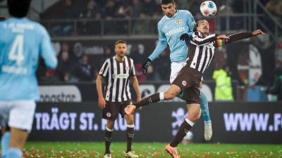 Zurück in der Startelf: St. Paulis Kapitän Jackson Irvine (r). (Foto: Christian Charisius/dpa)