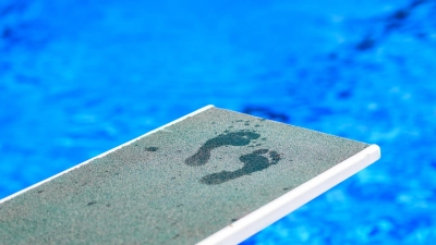 Je nach Region dauert der Weg ins nächste Freibad deutlich länger. (Symbolbild) (Foto: Julian Stratenschulte/dpa)