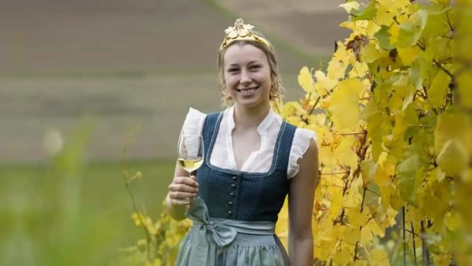 Die frisch gekrönte Weinprinzessin Maren I. wird den beliebten Weihnachtsmarkt eröffnen. (Foto: Gemeinde Adelshofen)