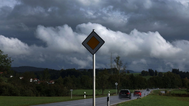 Heute könnte es noch einmal heiß werden, doch für den Mittwoch erwartet der Deutsche Wetterdienst Regen und einen kräftigen Temperatursturz in Bayern. (Symbolbild) (Foto: Karl-Josef Hildenbrand/dpa)
