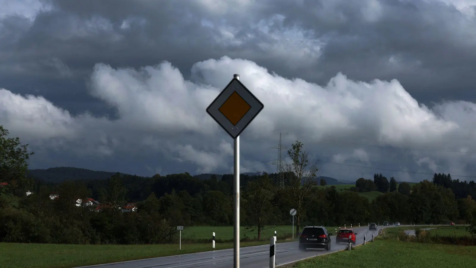 Heute könnte es noch einmal heiß werden, doch für den Mittwoch erwartet der Deutsche Wetterdienst Regen und einen kräftigen Temperatursturz in Bayern. (Symbolbild) (Foto: Karl-Josef Hildenbrand/dpa)