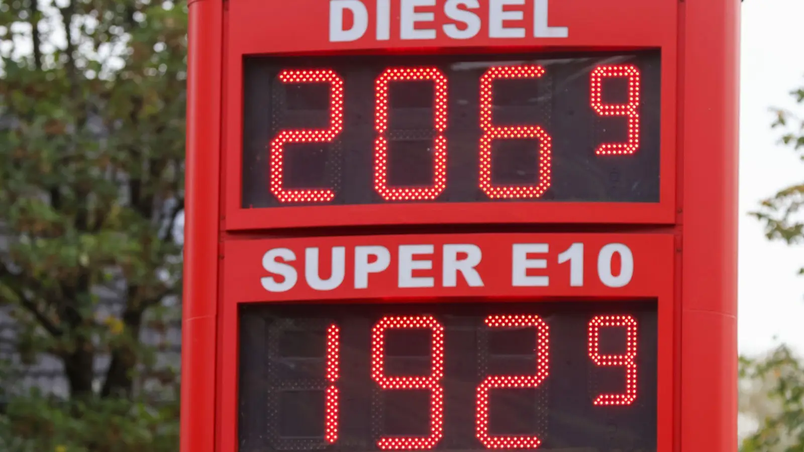 Am ersten Tag des Tankrabatts fiel E10 vielerorts zumindest vorübergehend unter zwei Euro pro Liter. Das kommt immer noch vor, ist aber seltener geworden. (Archivbild) (Foto: Bodo Marks/dpa)
