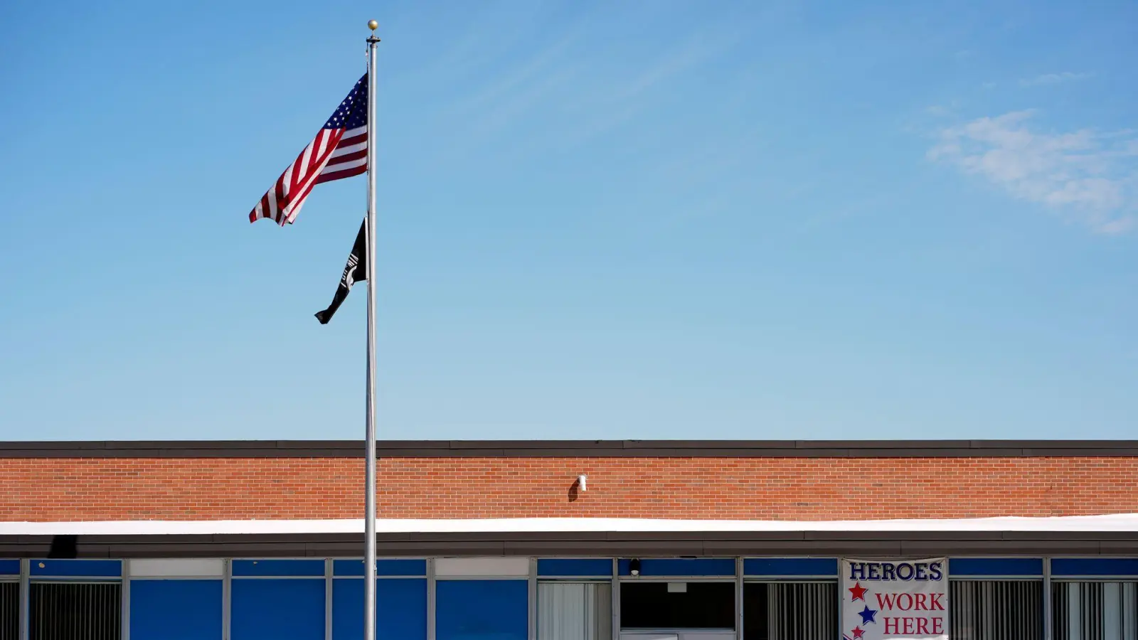 Der Postdienstleister USPS soll nach dem Willen Trumps eine Kontrollfunktion bei Briefwahlen übernehmen. (Archivbild) (Foto: Charlie Riedel/AP/dpa)