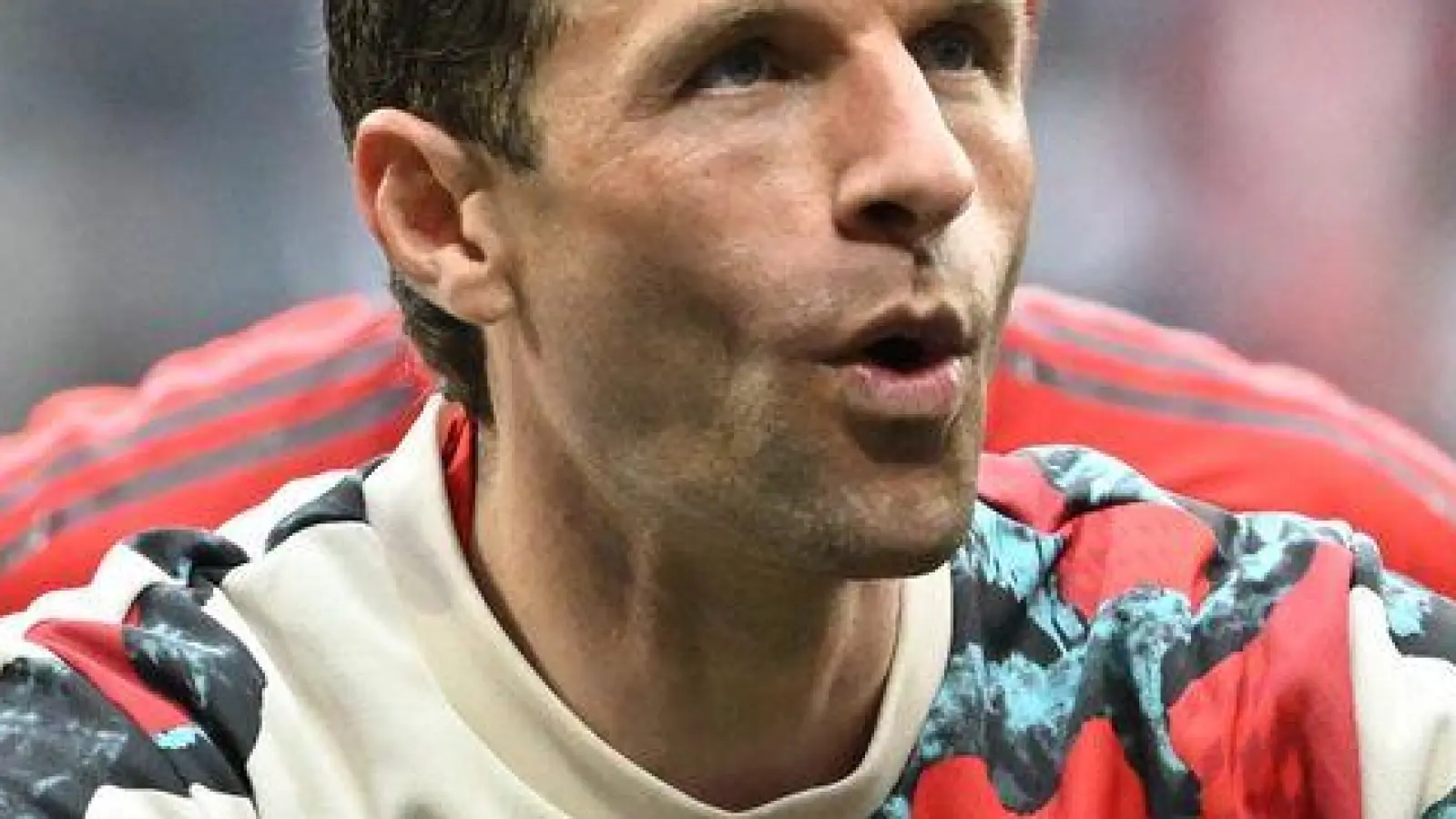 Thomas Müller (r) feiert vor der Bayern-Kurve in Leipzig.  (Foto: Elisa Schu/dpa)