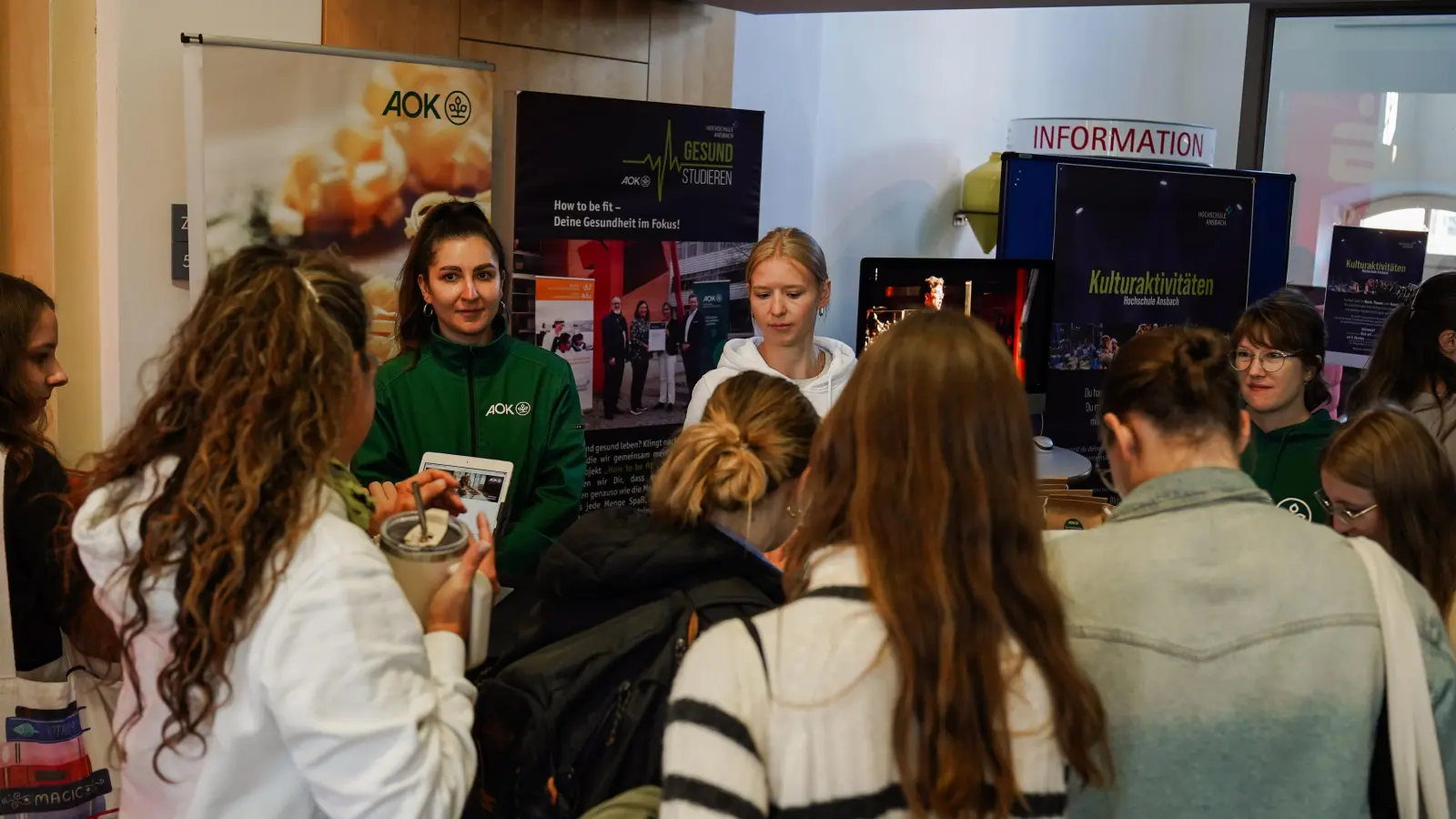 Beim Auftaktevent „restart” stellen sich zentrale Einrichtungen der Hochschule und regionale Partner vor. Neben Broschüren gibt es auch Gewinnspiele und viele Möglichkeiten, sich zu vernetzen. (Foto: Celine Schneider)