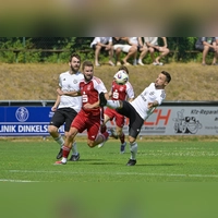 Im Kreispokal geht es für die Bezirksligisten meist gegen unterklassige Gegner. So sind die Sportfreunde Dinkelsbühl (im roten Trikot Tim Müller) im Lokalderby zu Gast beim Kreisligisten SG Segringen/Dinkelsbühl. Spielertrainer Adrian Henninger (rechts) muss mit seinem VfB Schillingsfürst allerdings zum Ligakonkurrenten FV Uffenheim. (Foto: Martin Rügner)