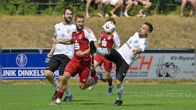 Im Kreispokal geht es für die Bezirksligisten meist gegen unterklassige Gegner. So sind die Sportfreunde Dinkelsbühl (im roten Trikot Tim Müller) im Lokalderby zu Gast beim Kreisligisten SG Segringen/Dinkelsbühl. Spielertrainer Adrian Henninger (rechts) muss mit seinem VfB Schillingsfürst allerdings zum Ligakonkurrenten FV Uffenheim. (Foto: Martin Rügner)