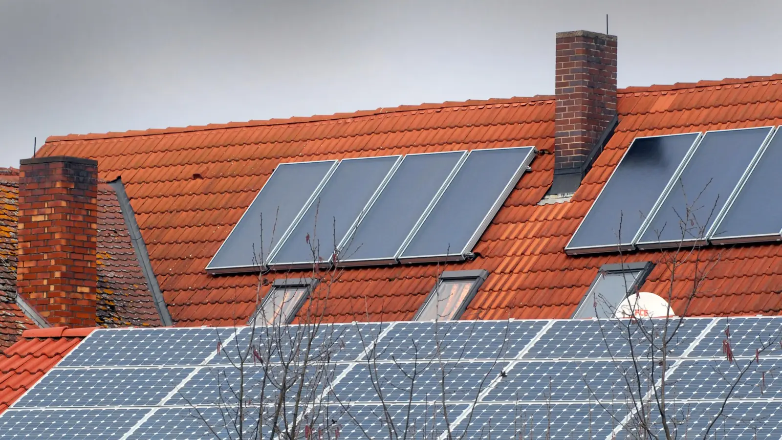 Solar- und Photovoltaik-Zellen auf dem Dach eines Privathauses: Die Stadtwerke Feuchtwangern bieten kostenlose Energieberatungen an. (Archivfoto: Jim Albright)