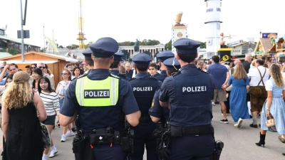 Die Polizei nahm den 45-Jährigen vorläufig fest und stellte sein Mobiltelefon sicher. (Symbolbild) (Foto: Felix Hörhager/dpa)