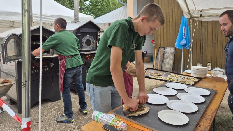 Zwei Pizzaöfen hatte der Heimatverein beim Brotbackfest im Einsatz, um alle Hungrigen zügig satt zu bekommen.  (Foto: Christina Özbek)