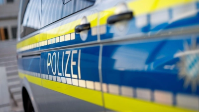 Die Polizei stoppt einen 17-jährigen Fahrer in Passau. (Symbolbild) (Foto: Daniel Karmann/dpa)
