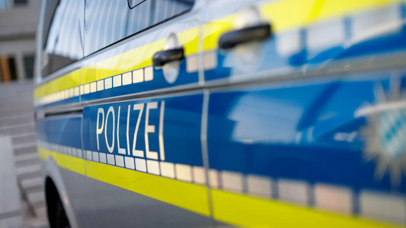 Die Polizei stoppt einen 17-jährigen Fahrer in Passau. (Symbolbild) (Foto: Daniel Karmann/dpa)