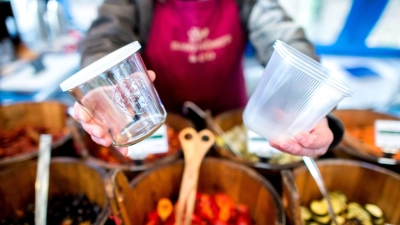 Bitte zum Mitnehmen: Wer Essen to go anbietet, muss ab 2023 auch Mehrwegbehälter anbieten. Oder sehr kleine Gastronomien müssen mitgebrachte Behälter befüllen. (Foto: Hauke-Christian Dittrich/dpa/dpa-tmn)