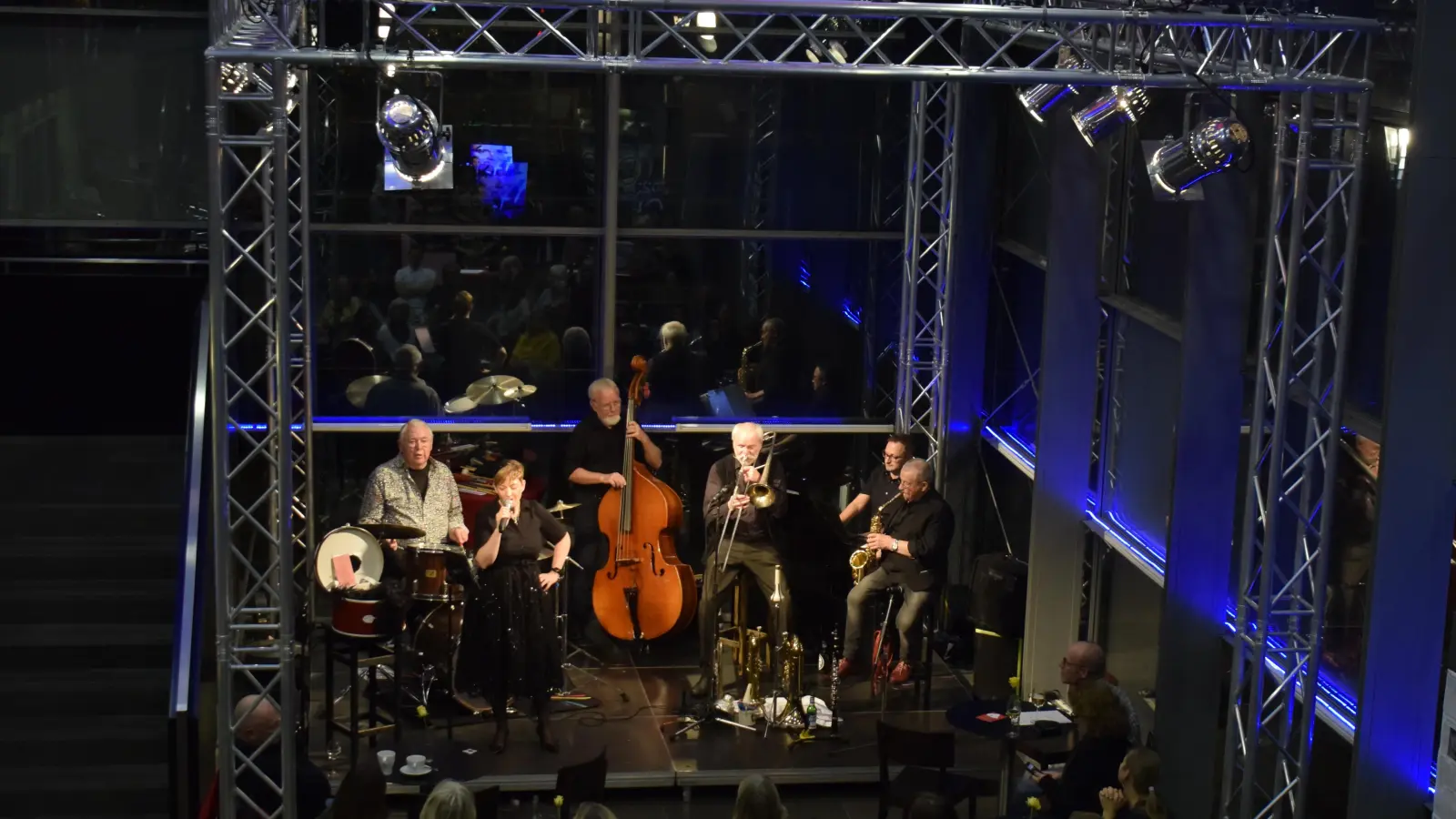 Jazzarise brachte Schwung und Swing in die Ansbacher Innenstadt mit dem Format „Jazzd bei uns”. Bands aus der Region traten in Gaststätten und Kultureinrichtungen auf, im Foyer des Theaters waren das die DornBirds. (Foto: Christina Özbek)