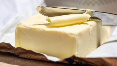 Für das billigste Päckchen Butter müssen die Kunden nicht mehr so tief in die Tasche greifen wie noch vor ein paar Monaten. (Foto: Hendrik Schmidt/dpa)