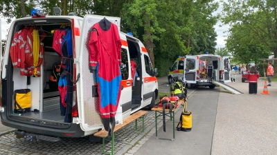 Beim Blaulichttag in Rothenburg präsentierten sich unter anderem Bundeswehr, Landespolizei, Bundespolizei, Feuerwehr, THW, BRK, Johanniter, Zoll und ANregiomed. Das Bild entstand beim Blaulichttag in Dinkelsbühl. (Foto: Lisa-Maria Liebing)
