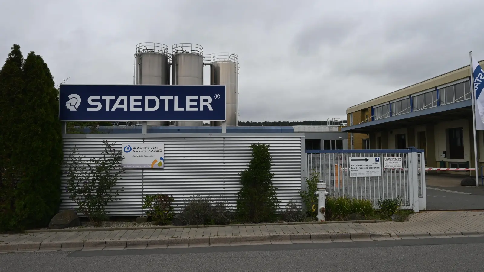 Der Haupteingang des Sugenheimer Staedtler-Werks liegt in der nach dem Unternehmen benannten Straße.  (Foto: Judith Marschall)