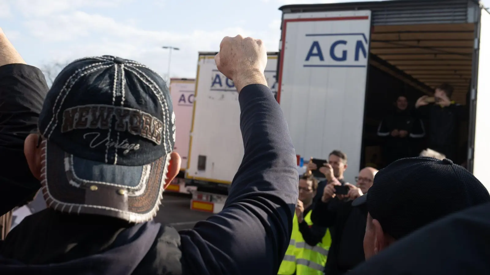 Streikende Lastwagenfahrer stehen auf der Raststätte Gräfenhausen neben ihren LKW. (Foto: Sebastian Gollnow/dpa)