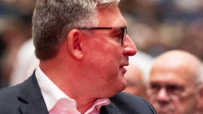 Axel Hellmann und Markus Krösche bei der Mitgliederversammlung. (Foto: Florian Wiegand/dpa)