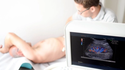 Ein Mediziner untersucht die Niere eines Patienten mit einem Ultraschallgerät (Foto: Maurizio Gambarini/dpa)