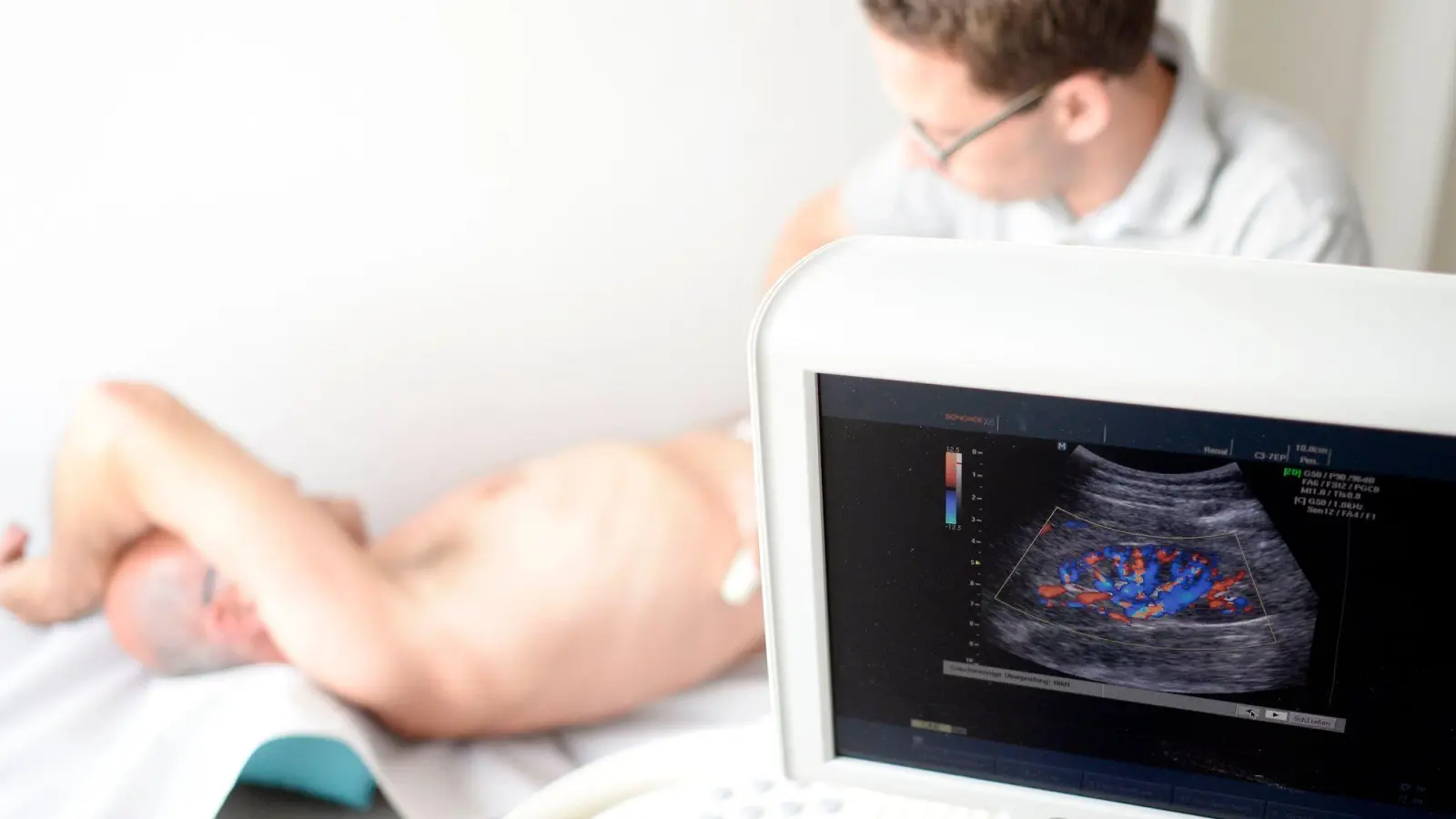 Ein Mediziner untersucht die Niere eines Patienten mit einem Ultraschallgerät (Foto: Maurizio Gambarini/dpa)