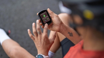 Deutlich kleiner und stromsparender als Smartphones: Fahrrad-Navis sind für ihren Einsatz optimiert. (Foto: Garmin/dpa-tmn)