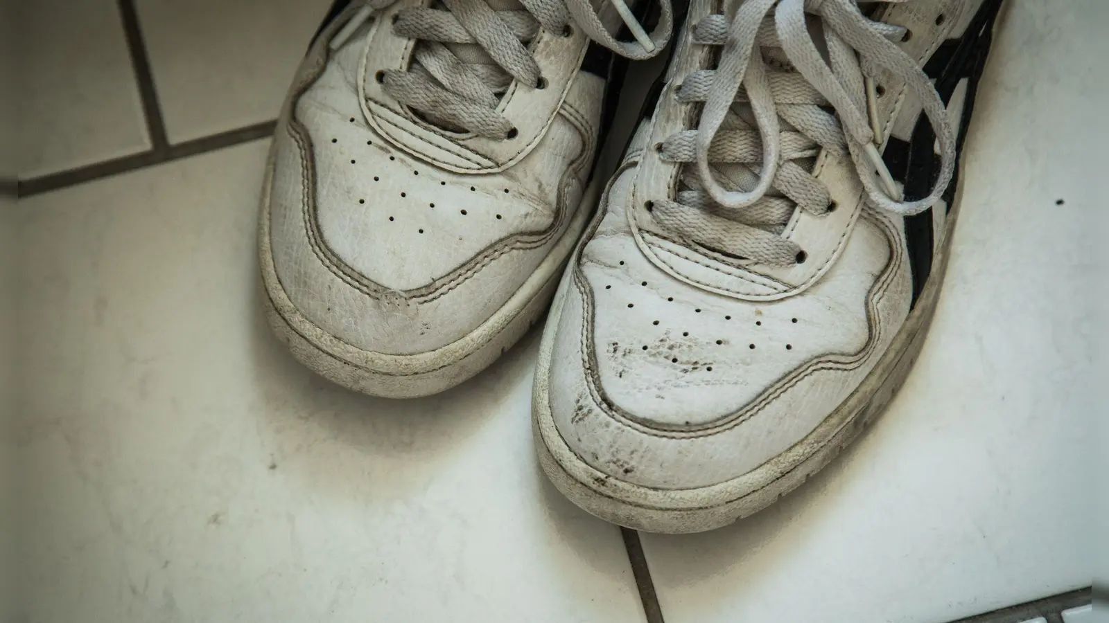 Ein Hack verspricht, dass weiße Ledersneaker mit Zahnpasta, Backpulver und Spülmittel wieder schneeweiß werden. (Foto: Christin Klose/dpa-tmn)