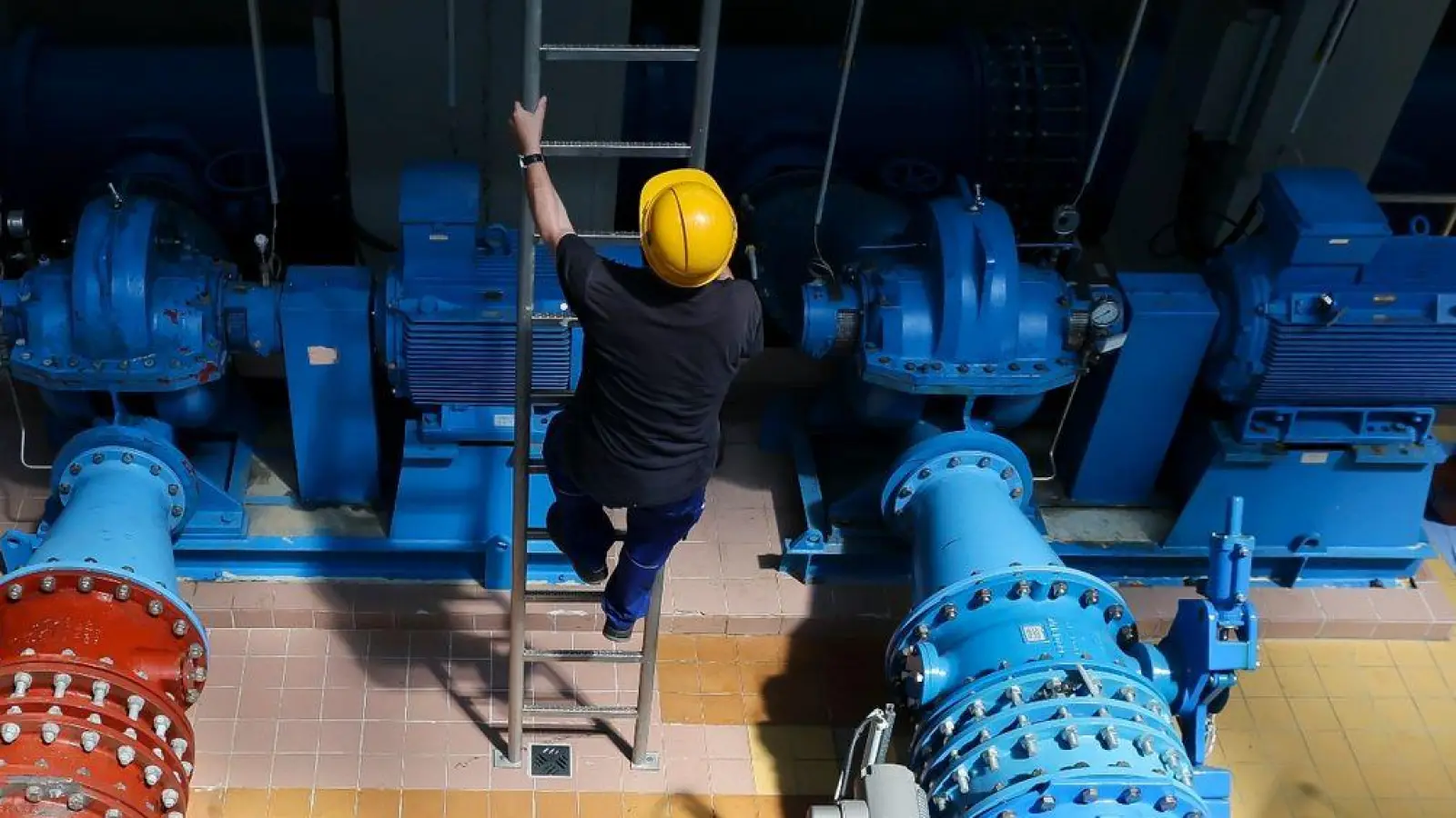 Neue Jobbezeichnung: Fachkräfte für Wasserversorgungstechnik, wie hier in einer Wasserversorgungsanlage in Leipzig, heißen in Zukunft Umwelttechnologen für Wasserversorgung. (Foto: Jan Woitas/dpa/dpa-tmn)