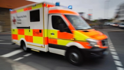 Der Rettungsdienst rückte zum Unfallort aus. (Symbolbild) (Foto: Nicolas Armer/dpa)
