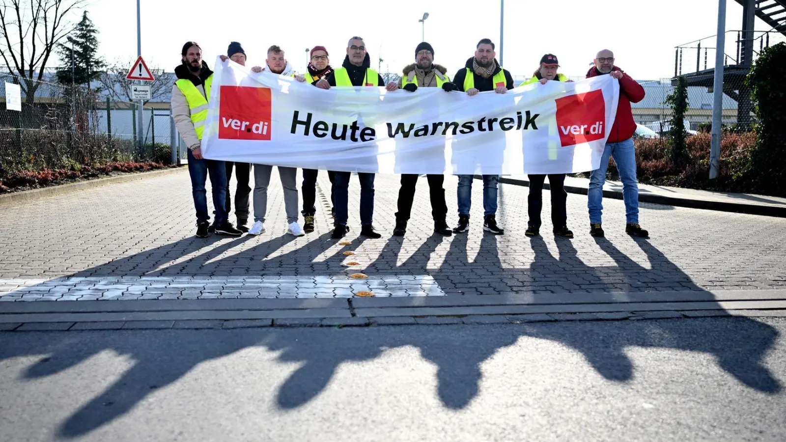 Solche Aufschriften sind vermutlich an vielen Zustellstützpunkten der Post zu sehen. (Foto: Federico Gambarini/dpa)