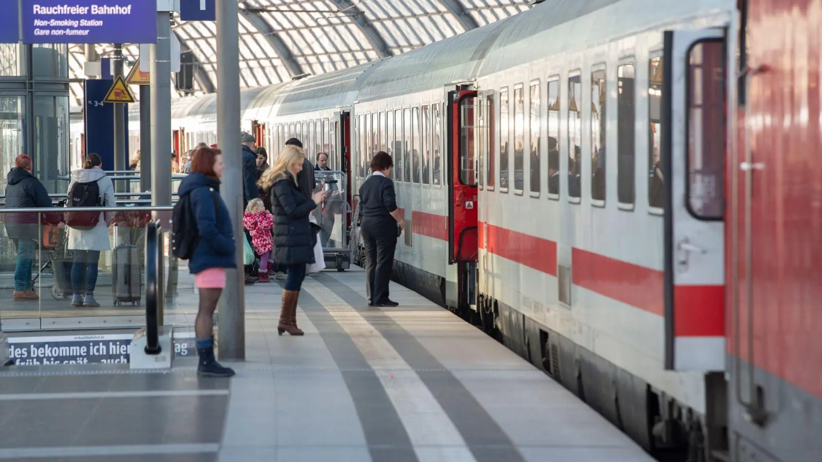 Bahnfahrer können sich voraussichtlich über eine wieder freie Strecke freuen. (Archivbild)  (Foto: Paul Zinken/dpa)