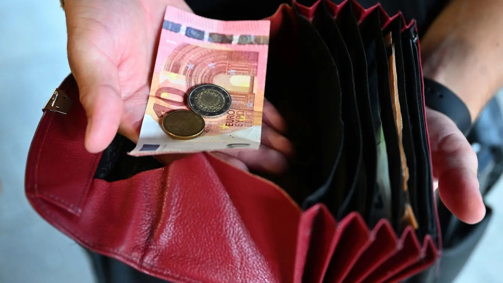 Aus dem Bierzelt in Obernesselbach verschwanden mehrere hundert Euro an Einnahmen aus dem Festbetrieb. (Symbolbild: Felix Hörhager/dpa)