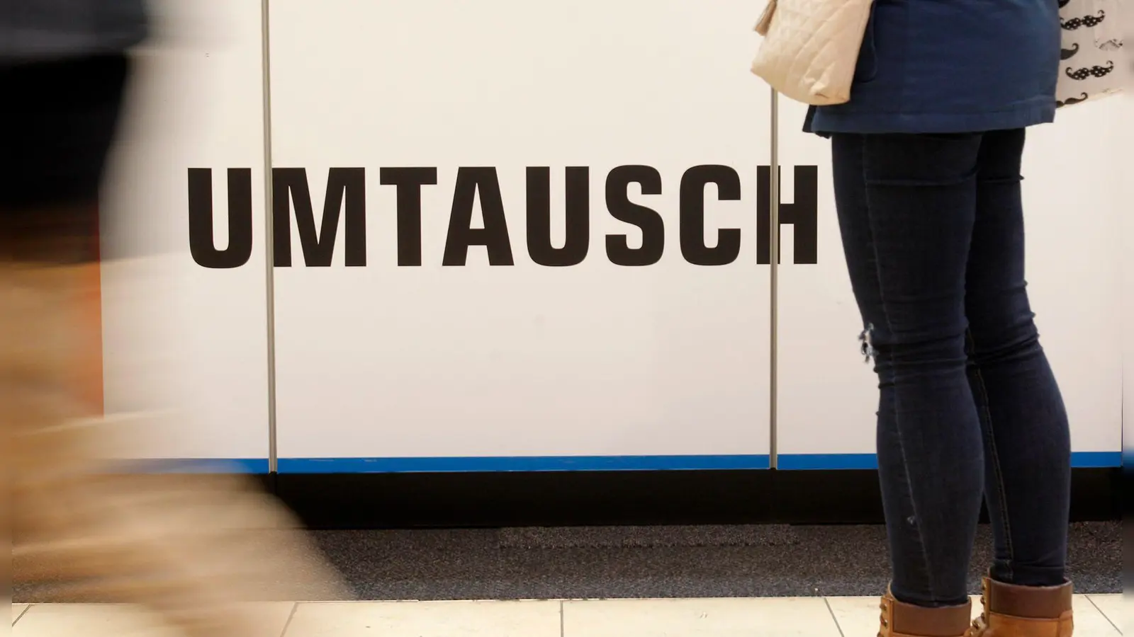 Im Einzelhandel besteht kein generelles Recht auf Umtausch, wenn das Geschenk nicht gefällt: Händler können Rückgaben ablehnen oder nur Gutscheine anbieten. (Foto: Roland Weihrauch/dpa/dpa-tmn)