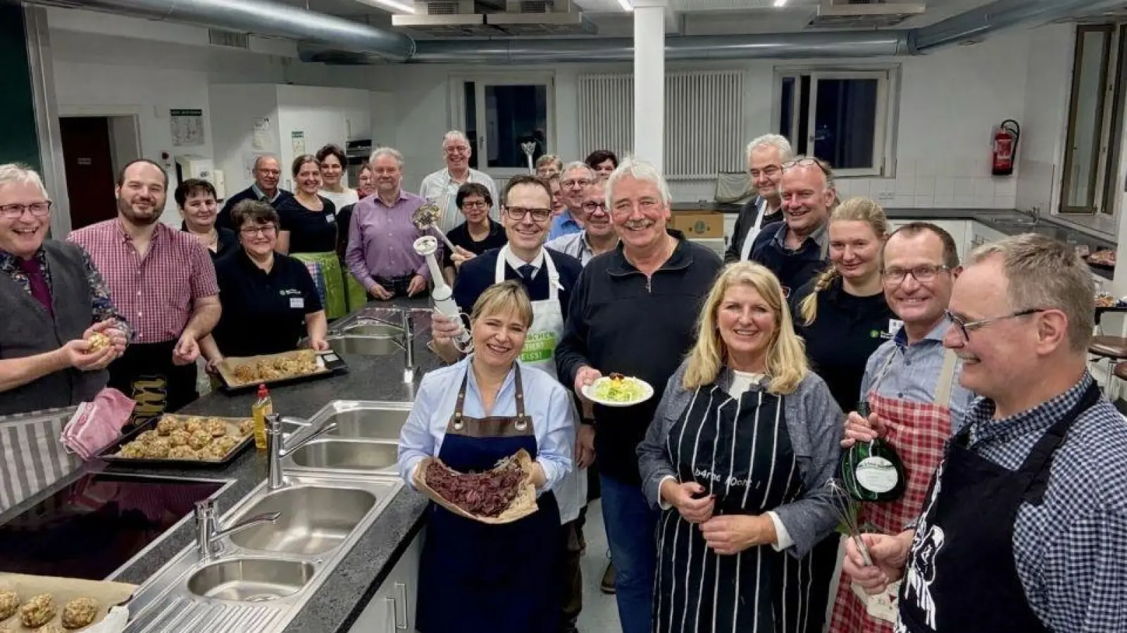 Landfrauen sowie Bürgermeisterinnen und Bürgermeister beim gemeinsamen Kochabend im Landwirtschaftsamt Uffenheim. Bei der Veranstaltung standen bewusst die Partnerinnen und Partner der Kommunalpolitikerinnen und Kommunalpolitiker im Mittelpunkt, um deren Unterstützung für das Ehrenamt zu würdigen. (Foto: Josefine Mühlroth)