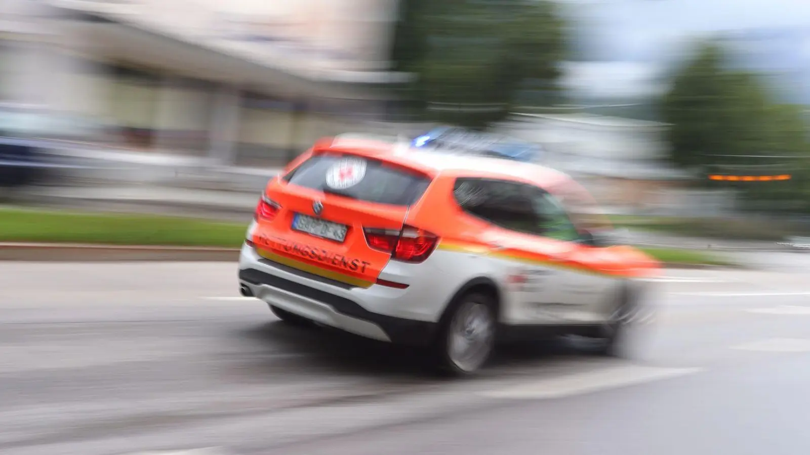 Der verletzte Mann muss ins Krankenhaus gebracht werden. (Symbolbild) (Foto: Karl-Josef Hildenbrand/dpa)