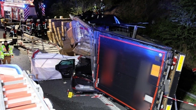 Ein Mensch ist bei einem Unfall mit einem Lastwagen auf der A3 gestorben. (Foto: Ralf Hettler/dpa)