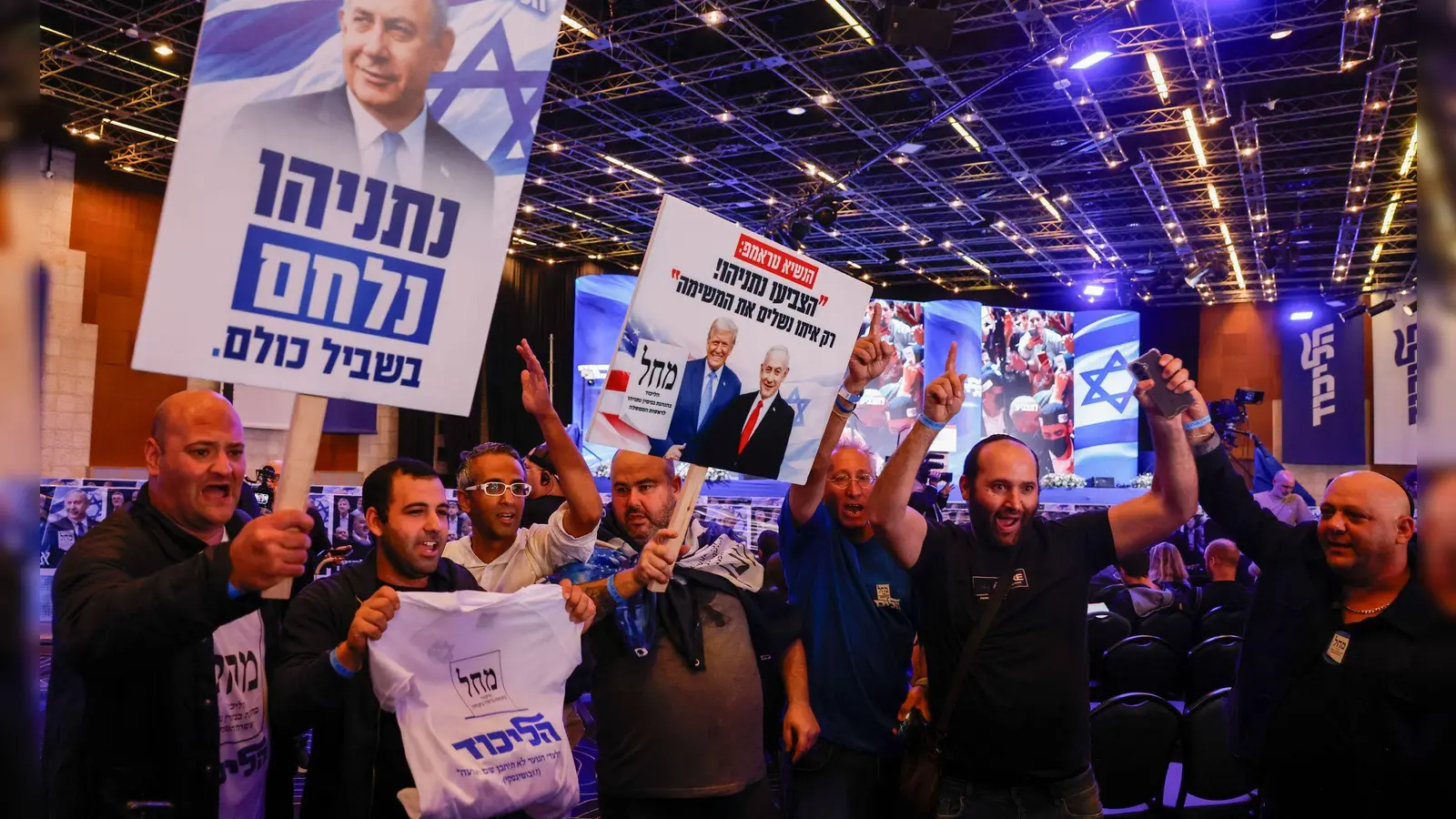 Anhänger der Likud-Partei von Regierungschef Benjamin Netanjahu feiern, weil erste Prognosen die Partei vorne sehen.  (Foto: Olivier Fitoussi/dpa)