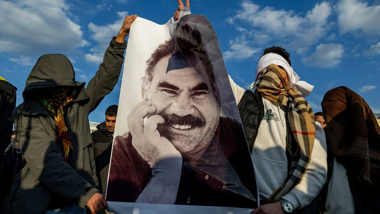 PKK-Chef Öcalan ruft Kämpfer zur Niederlegung von Waffen auf (Foto: Metin Yoksu/AP/dpa)